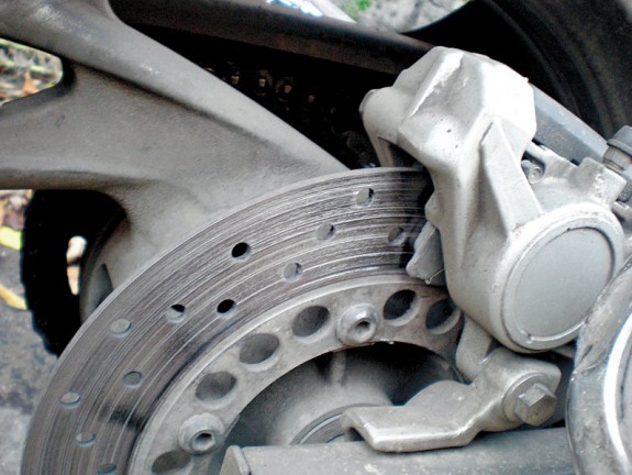 «Сожранный» диск заднего тормоза – следствие закисания суппорта.